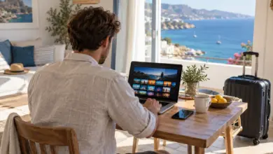 Reisender schaut deutsches Fernsehen auf einem Laptop in einer Ferienwohnung am Meer [Bildinhalt mit KI erstellt]